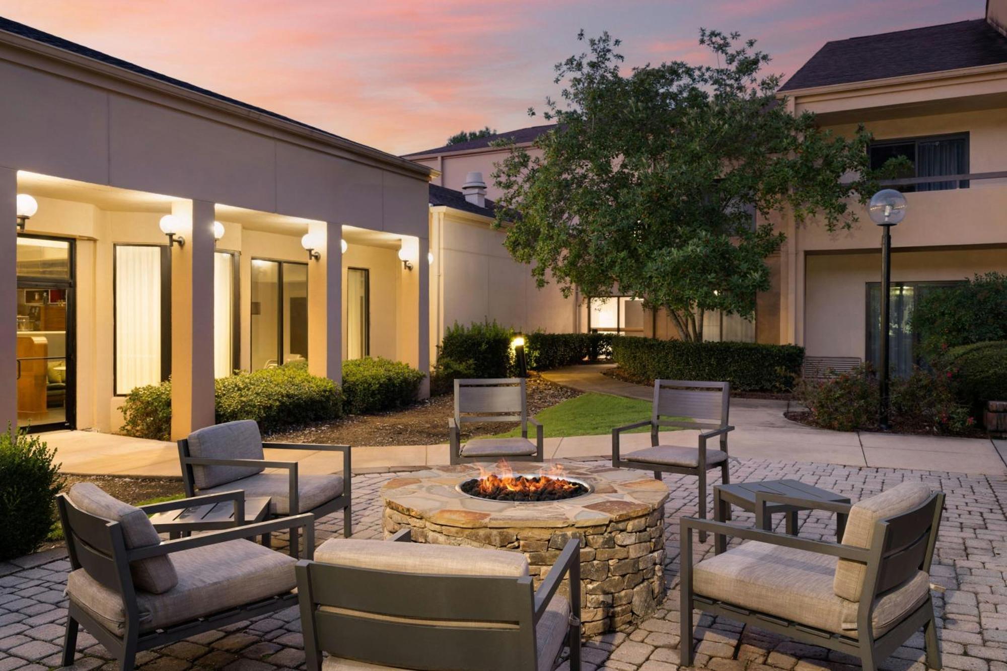 Courtyard Birmingham Hoover Bagian luar foto